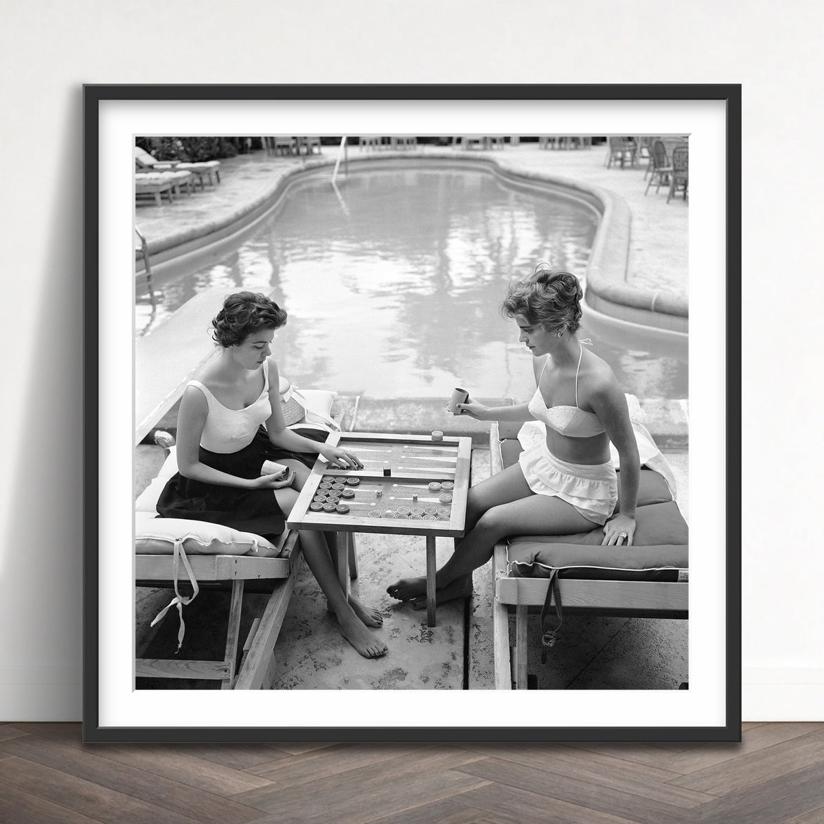 Slim Aarons - backgammon by the pool - Photography - Getty Images