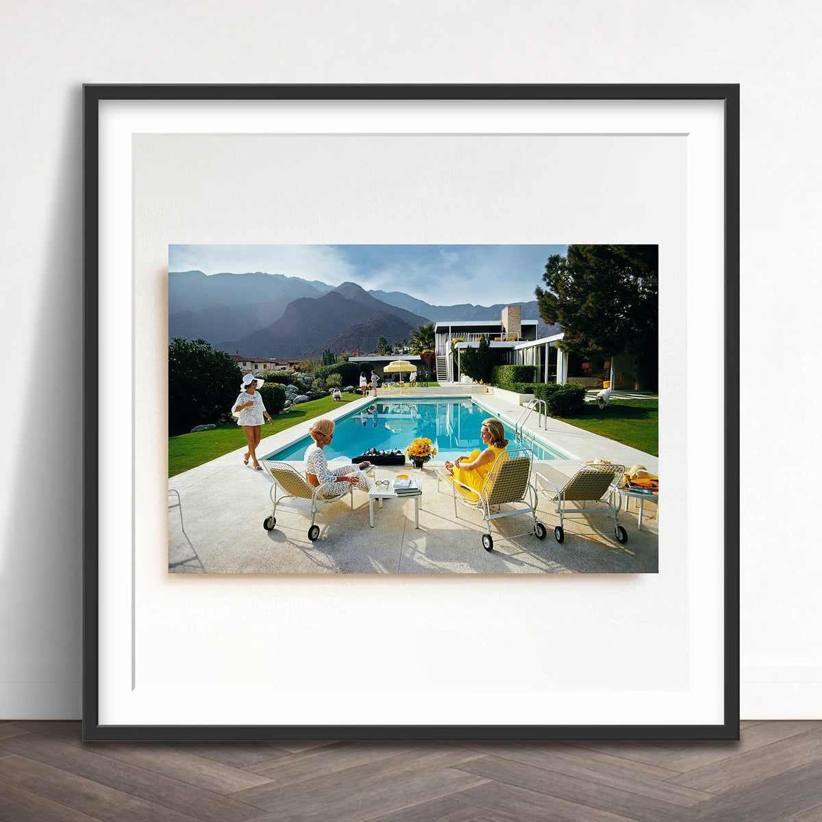 Slim Aarons - catch up by the pool - Photography - Getty Images