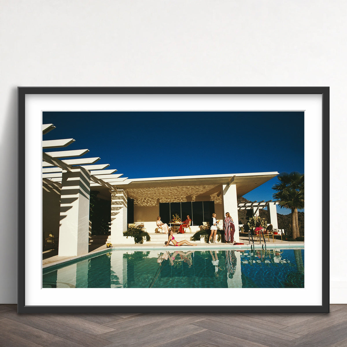 Slim Aarons - poolside in arizona - Photography - Getty Images