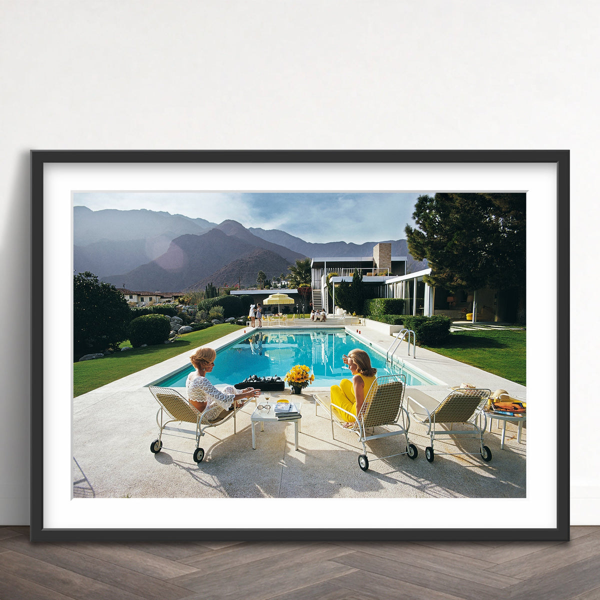 Slim Aarons - poolside pairs - Photography - Getty Images